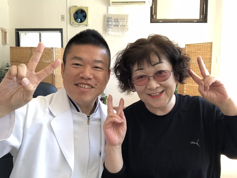 坐骨神経痛が改善した田中様と院長｜整体院 海沙 〜ミサ〜